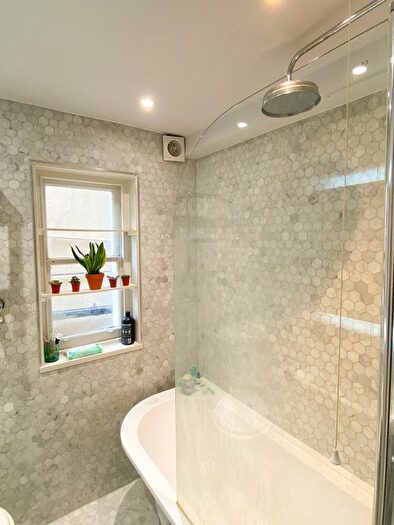 2 Bedroom Flat To Rent In London Borough Of Hackney, E9