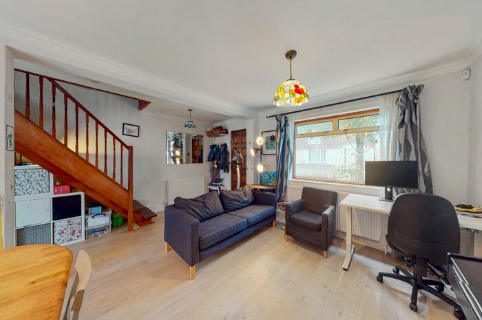 4 Bedroom Semi-Detached House To Rent In Devenay Road, Stratford, E15