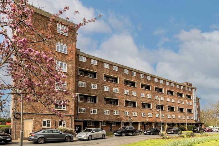 3 Bedroom Flat To Rent In Horne Way, London, SW15