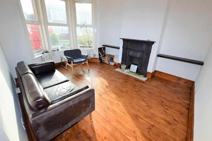 2 Bedroom Flat To Rent In Long Lane, Finchley, N3