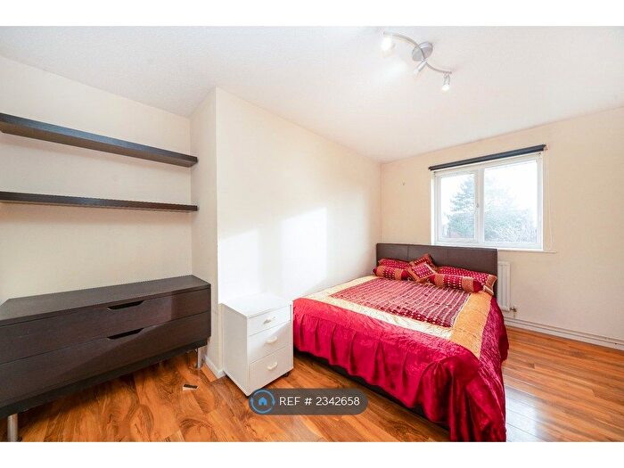 2 Bedroom Flat To Rent In Courtlands Close, Watford, WD24