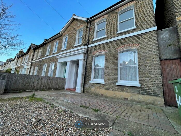 4 Bedroom Flat To Rent In Montpelier Road, London, SE15