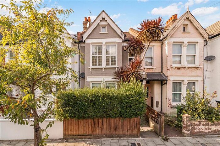 3 Bedroom Flat For Sale In Honeybrook Road, Clapham South, SW12