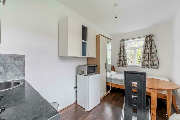 1 Bedroom Flat To Rent In Old Rectory Gardens, Edgware, HA8