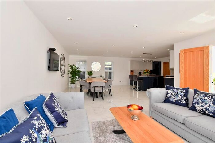 4 Bedroom Barn Conversion For Sale In Willow Lane, Paddock Wood, Tonbridge, Kent, TN12