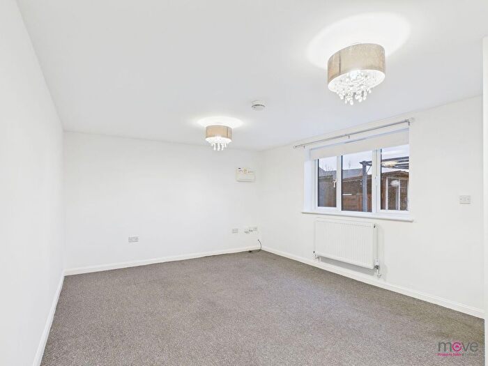 2 Bedroom Flat To Rent In Hollymount, Worcester, WR4