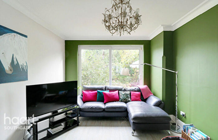 4 Bedroom Semi-Detached House For Sale In Waterfall Road, London, N11