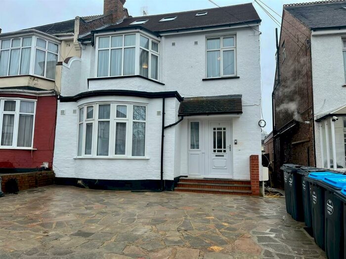 2 Bedroom Flat To Rent In Flamsted Avenue, Wembley, HA9