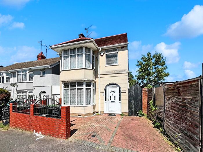 4 Bedroom Detached House For Sale In Sherwood Road, Luton, Bedfordshire, LU4
