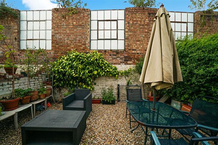 2 Bedroom Flat To Rent In Kilburn Lane, Queens Park, London, W10