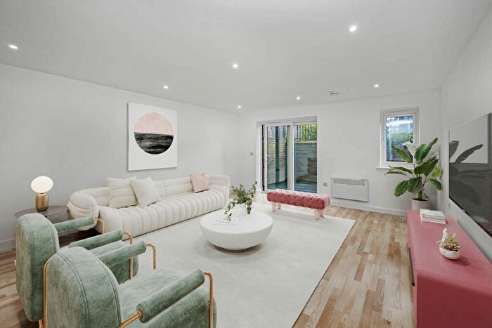 2 Bedroom Apartment For Sale In West Wycombe Road, High Wycombe, Buckinghamshire, HP12