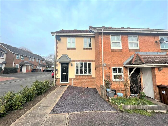 2 Bedroom End Of Terrace House To Rent In Oakfield Close, Potters Bar, EN6