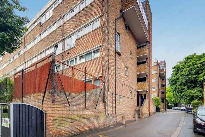 3 Bedroom Flat To Rent In New Orleans Walk, Crouch End, London, N19