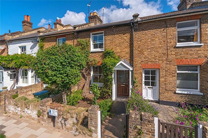 2 Bedroom Terraced House For Sale In St Margarets Grove, St Margarets, TW1