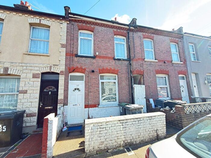 2 Bedroom Terraced House For Sale In Naseby Road, Dallow, Luton, Bedfordshire, LU1