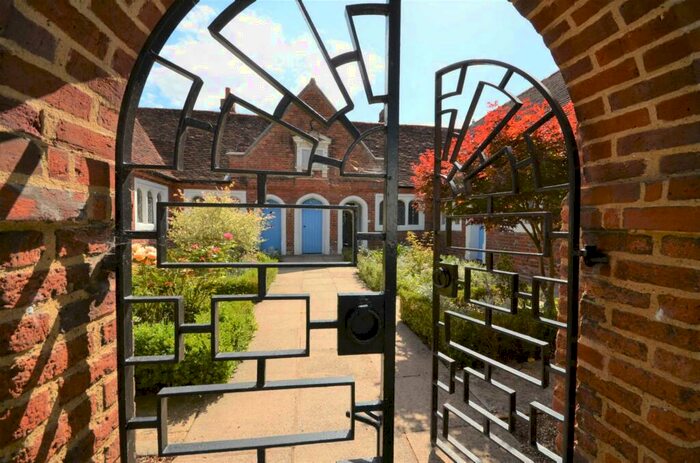 1 Bedroom Cottage To Rent In High Street, Old Amersham, HP7