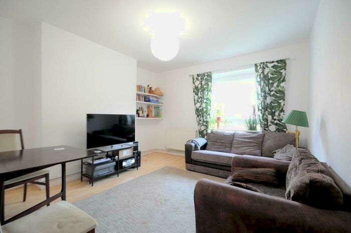 3 Bedroom Flat To Rent In Peckham Road, London, SE5