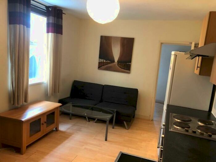 1 Bedroom Flat To Rent In Cathays Terrace, , Cathays, CF24