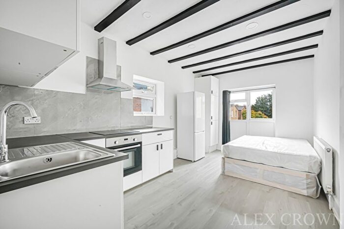 Studio To Rent In Wordsworth Parade, Green Lanes, London, N8