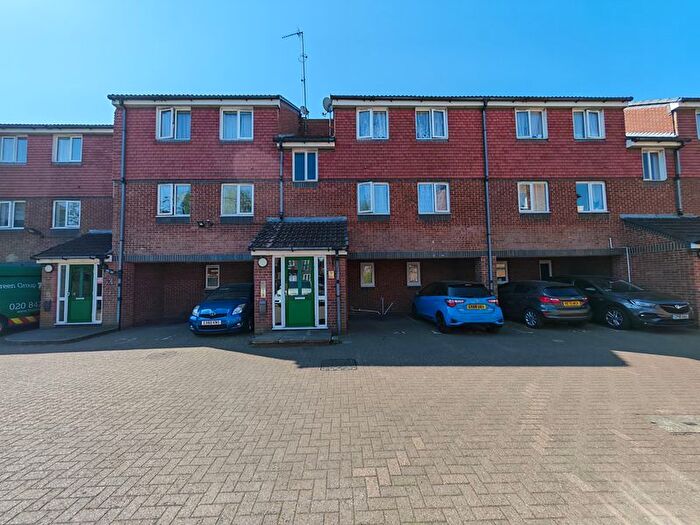 2 Bedroom Flat For Sale In Frensham Close, Southall, UB1
