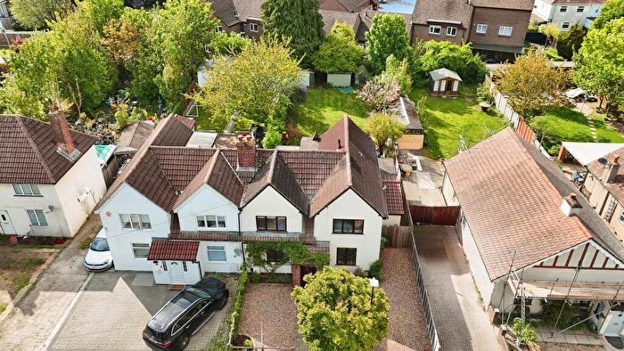 4 Bedroom Semi Detached House For Sale In Harvey Road, Langley, SL3