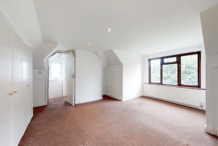 2 Bedroom Flat To Rent In The Vale, Golders Green, NW11
