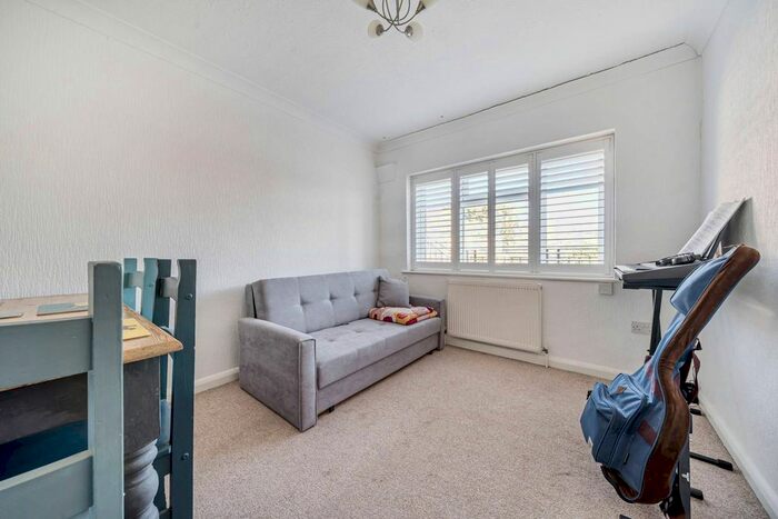 2 Bedroom Flat To Rent In Glebe Road, Stanmore, HA7