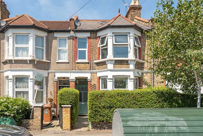 3 Bedroom Apartment For Sale In Cottenham Road, Walthamstow, E17
