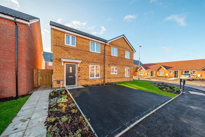 3 Bedroom Semi-Detached House To Rent In Bunting Crescent, NG13