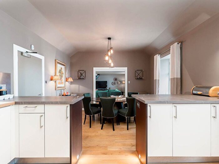 3 Bedroom Flat To Rent In Thistle Street, City Centre, Edinburgh, EH2