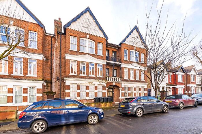 3 Bedroom Flat To Rent In Shalimar Gardens, London, W3