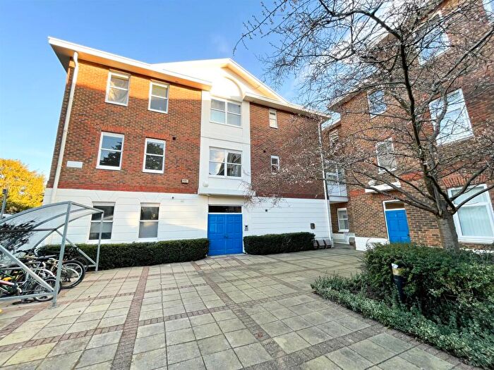 1 Bedroom Flat To Rent In Heath Square, Haywards Heath, RH16
