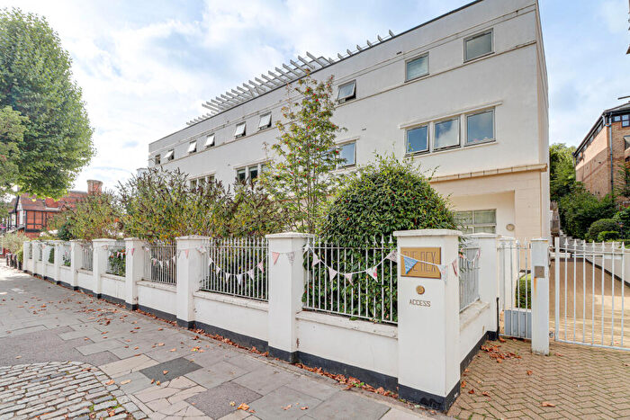 2 Bedroom Apartment To Rent In High Street, Berkhamsted, Hertfordshire, HP4