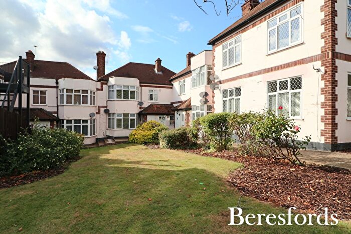 2 Bedroom Flat For Sale In Highview Gardens, Upminster, RM14