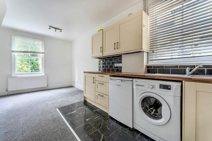 1 Bedroom Flat To Rent In Tankerville Road, Streatham Common, London SW16
