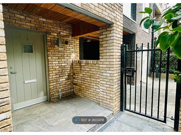 3 Bedroom Flat To Rent In Green Dale, London, SE5