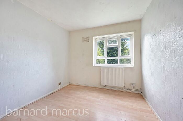 3 Bedroom Flat For Sale In Aldrington Road, London, SW16