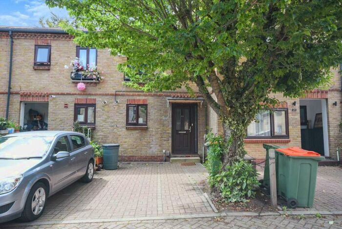 2 Bedroom House To Rent In Bowyer Close, Beckton, E6