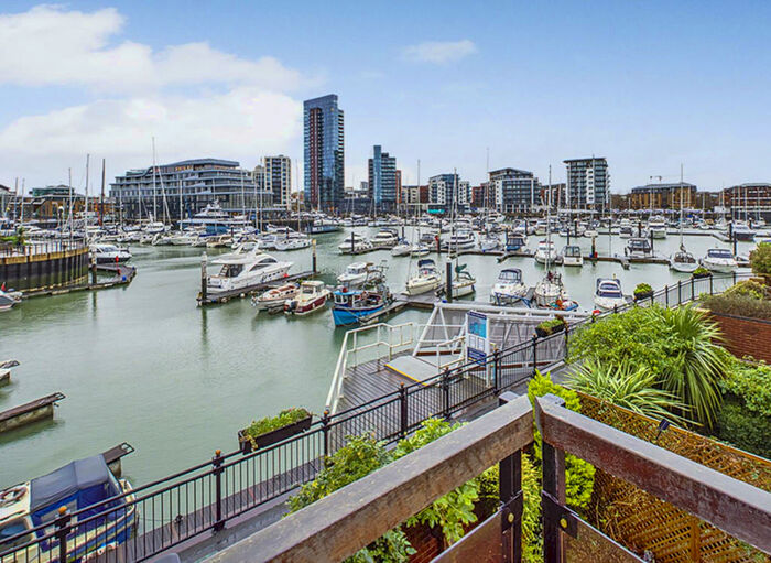 3 Bedroom Town House To Rent In Pacific Close, Southampton, SO14