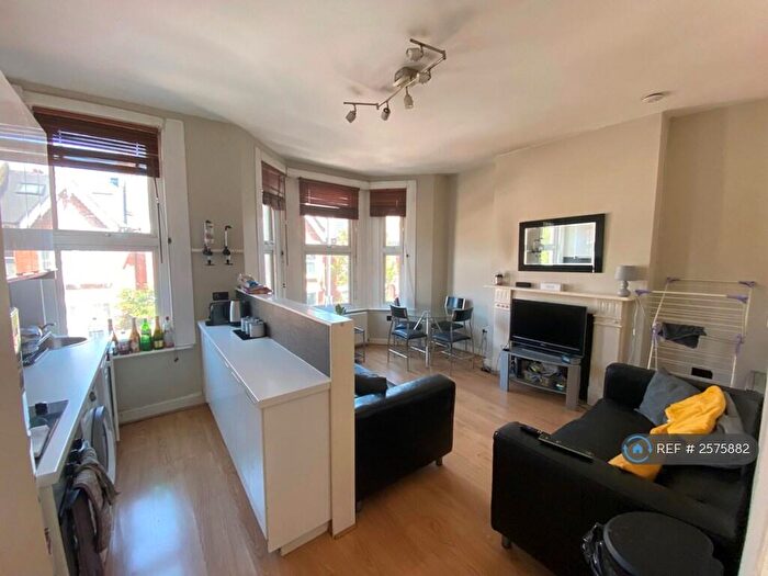 3 Bedroom Flat To Rent In Gaskarth Road, London, SW12