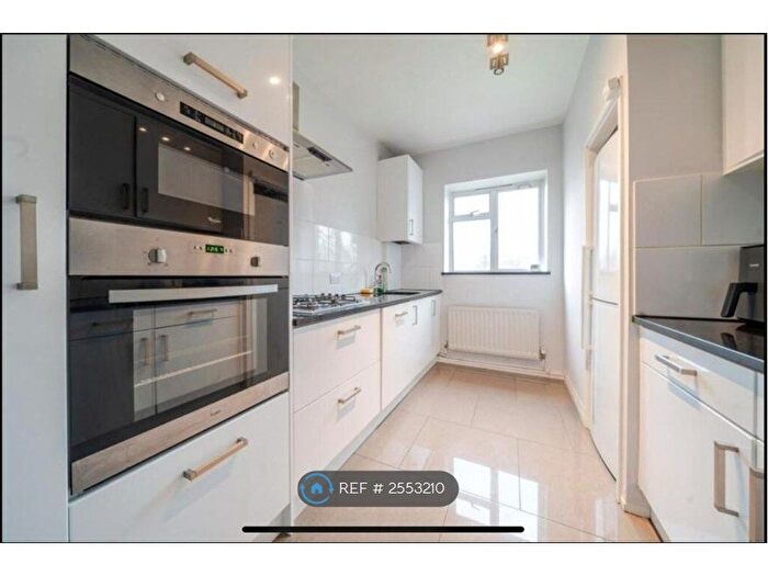 3 Bedroom Flat To Rent In Alexander Court, London, SW18