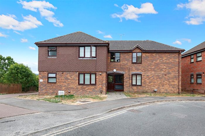 1 Bedroom Flat For Sale In Teazlewood Park, Leatherhead, Surrey, KT22