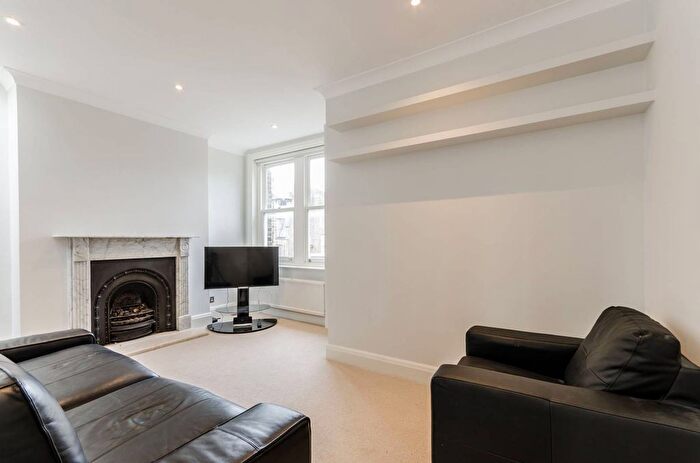 2 Bedroom Flat To Rent In Great Titchfield Street, Marylebone, London, W1W