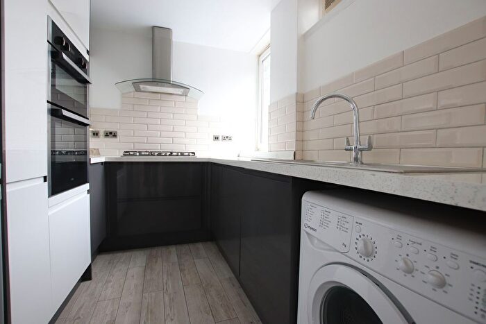 2 Bedroom Flat To Rent In Blackshaw Road, London, SW17