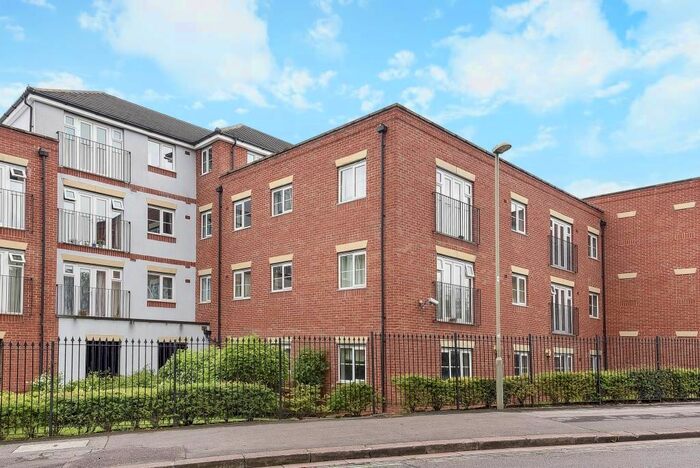 2 Bedroom Flat To Rent In Ellington Court, Headington, OX3