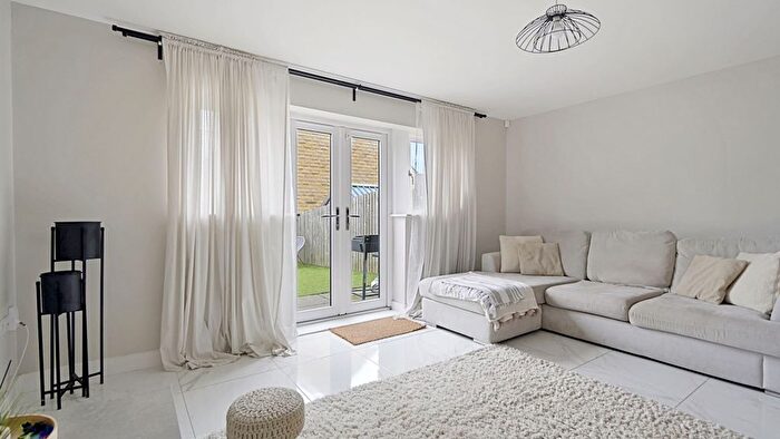 3 Bedroom End Of Terrace House For Sale In Moorland View, HD9