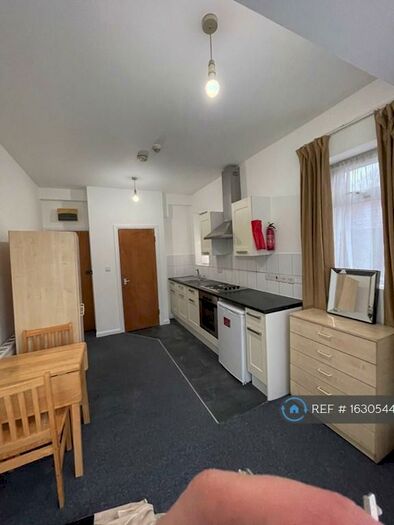 Studio To Rent In Brentmead Place, London, NW11