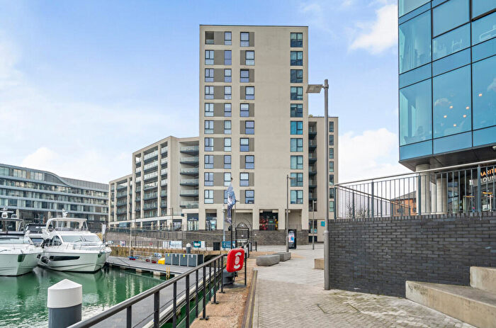 2 Bedroom Flat To Rent In Maritime Walk, Ocean Village, Southampton, Hampshire, SO14