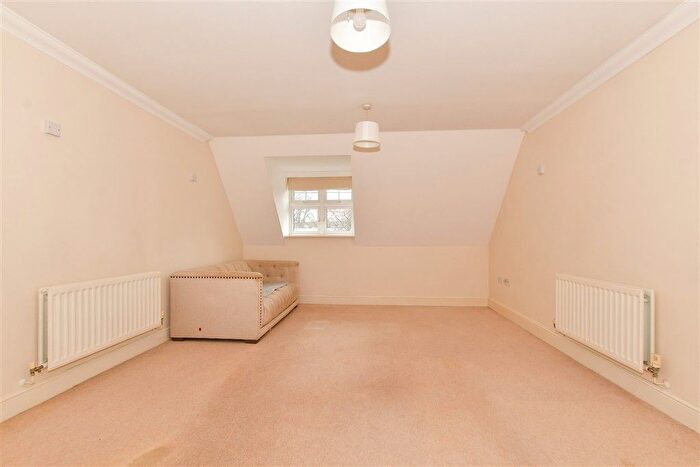 2 Bedroom Flat For Sale In Wray Common Road, Reigate, Surrey, RH2
