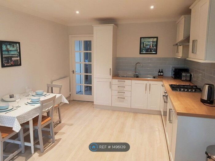 3 Bedroom Flat To Rent In Dukes Avenue, New Malden, KT3